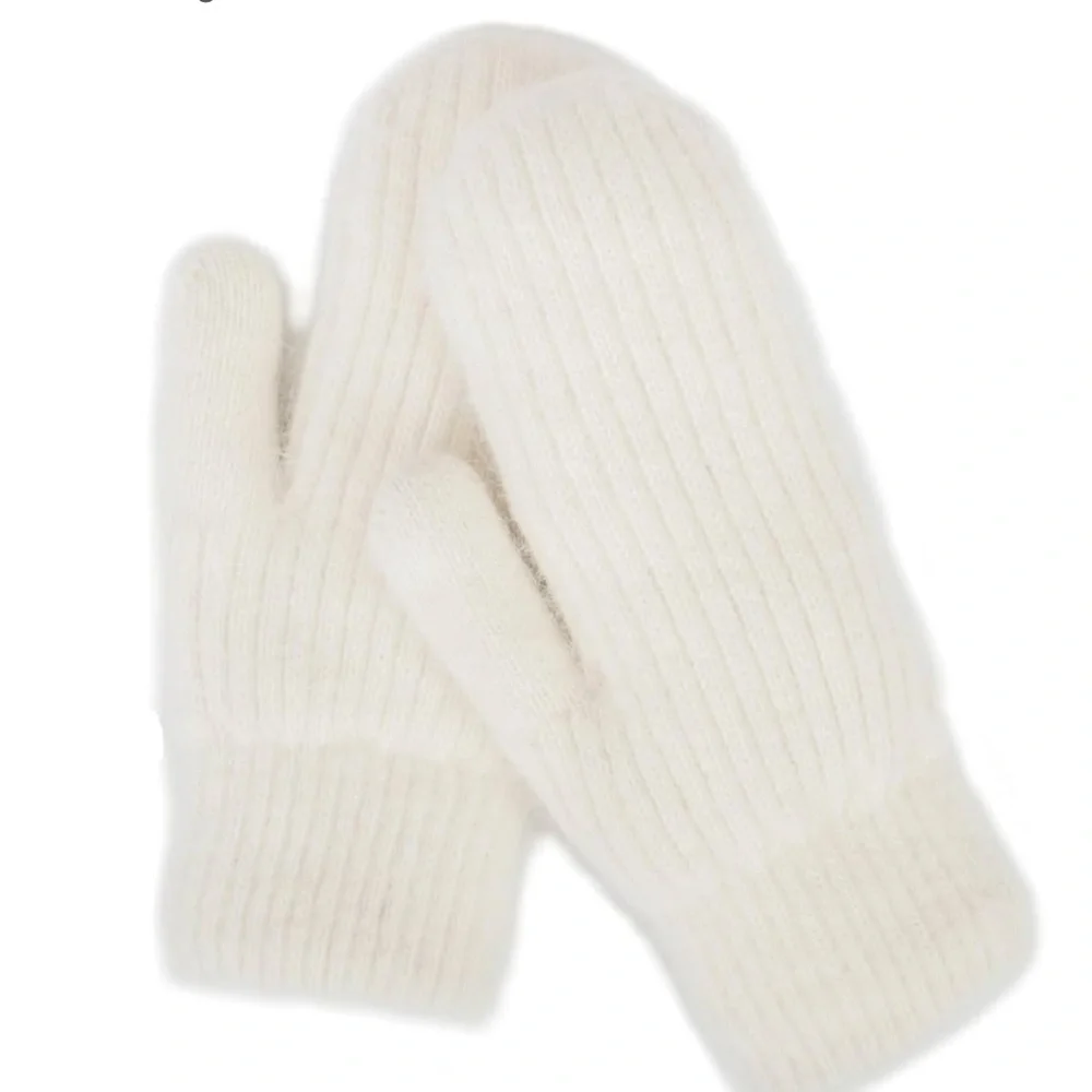 - Cozy white Knit Mittens